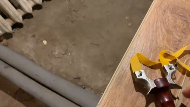 Стрельба из рогатки по мишени. Сравнение рогаток за 1400 и 330 рублей. смотреть онлайн