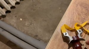 Стрельба из рогатки по мишени. Сравнение рогаток за 1400 и 330 рублей.