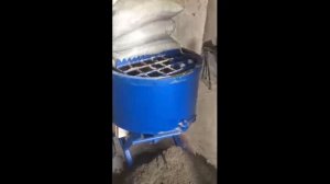 Бетоносмеситель СБ-мини 80 в работе. Полуручка для стяжки.