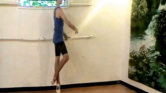 Battement soutenu с подъёмом на полупальцы носком в пол. смотреть онлайн