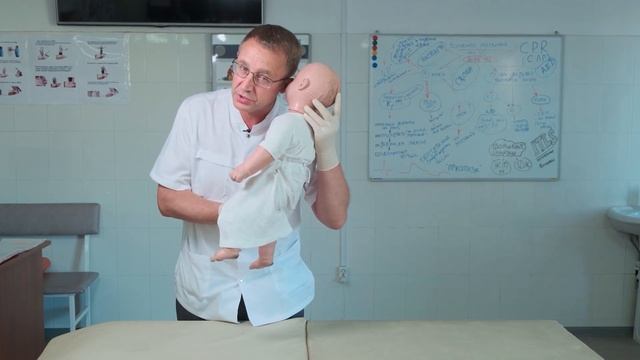 Что делать, если ребенок вдохнул инородное тело или подавился? Как нельзя оказывать первую помощь? смотреть онлайн