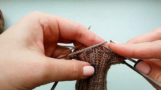 КРАСИВЫЙ узор спицами по кругу для носков и шапок/ Замочек / Мастер-класс по вязанию смотреть онлайн