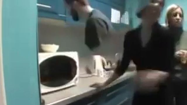 Это надо видеть!Прикол с микроволновкой. смотреть онлайн