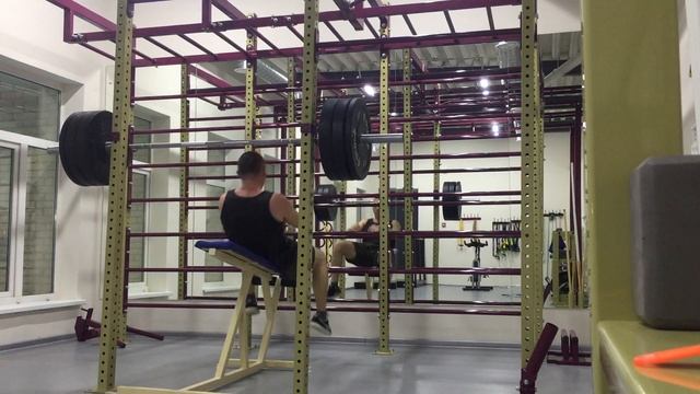 Жим штанги 100кг. Подготовка к Кубку России. Выпады с гантелями. смотреть онлайн