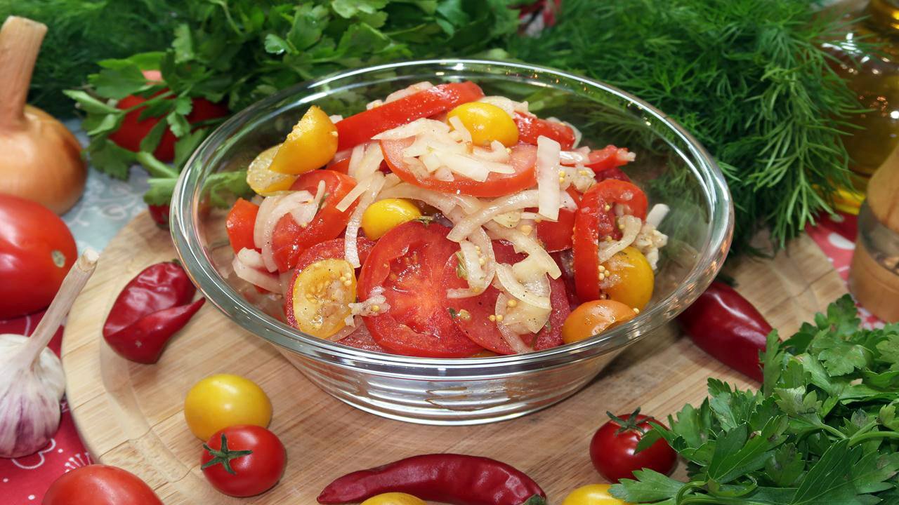 Маринованные помидоры быстрого приготовления. Очень вкусная закуска из помидоров и лука смотреть онлайн