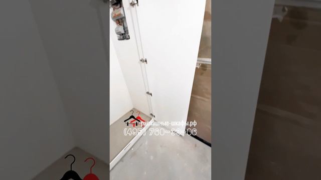 Распашные двери из белого ДСП для гардеробной. Дверки сделаны на заказ под свои размеры проёма ниши