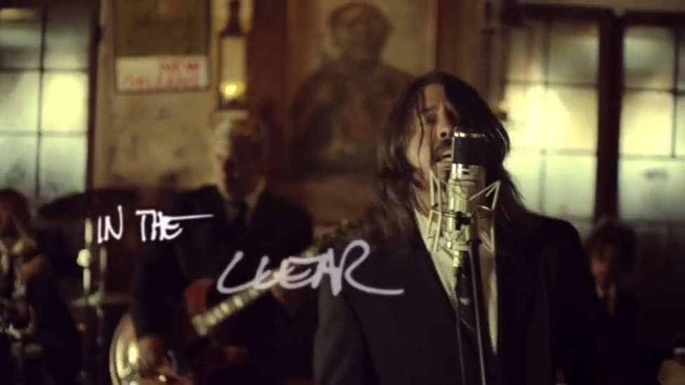 Foo Fighters - In The Clear смотреть онлайн