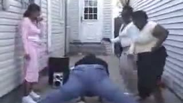 Негритянка рвет