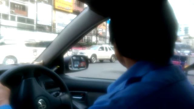 Водитель такси Бангкока поет песню смотреть онлайн