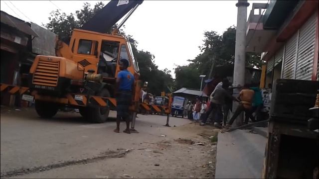 Heavy hydraulic crane working | How to install the electric poles смотреть онлайн