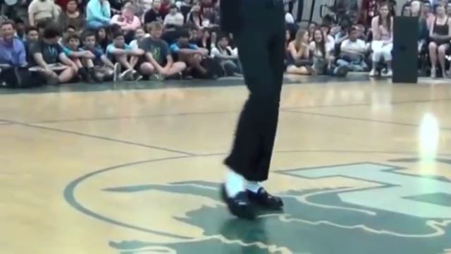 Flawless Moonwalk: High School MJ Impersonator Dances to Billie Jean 2014 смотреть онлайн
