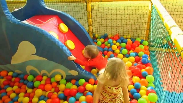 Дети играют в БАССЕЙНЕ С ШАРИКАМИ, катаются с горки и застревают!!! смотреть онлайн