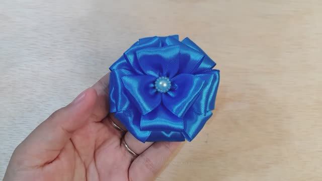 Цветы из ленты своими руками _ Удивительный цветок из ленты атласной_ смотреть онлайн