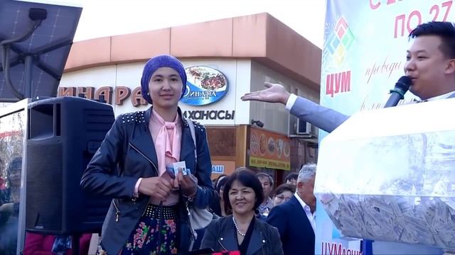 ЦУМашедший снегопад подарков к 30-летию ЦУМа в Шымкенте смотреть онлайн