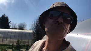 Декоративный заборчик для цветника из пластмассовых ящиков и арт бетона.