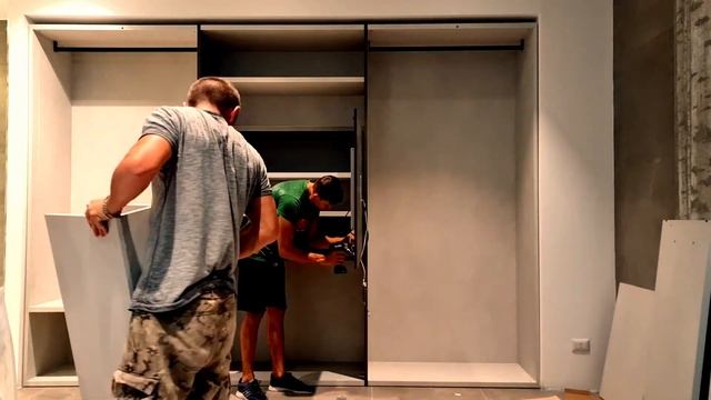 Montaggio di un armadio con il pannello TV (Собираем шкаф-купе с дверью под телевизор) смотреть онлайн