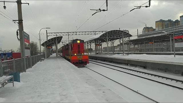 Опять сломался! Тепловоз ЧМЭ3Т-6912 с дизель-электропоездом ДТ1-004 смотреть онлайн