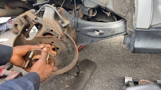 2014 Mitsubishi Outlander Rear Hub Bearing /Speed Sensor Replacement смотреть онлайн