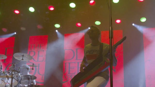 QUEEN Tribute Band - The Freddie & QUEEN Experience - 'Hammer to fall' Performed Live! смотреть онлайн