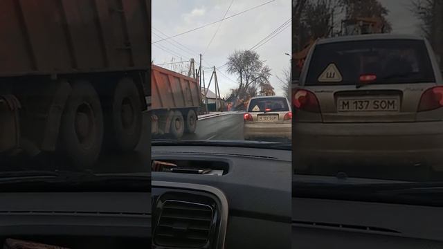 Кладут асфальт на снег в пришахтинске... смотреть онлайн