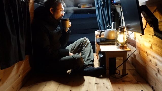 【冬の車中泊】車の中が最高の空間 休日に家の前で車中泊 смотреть онлайн