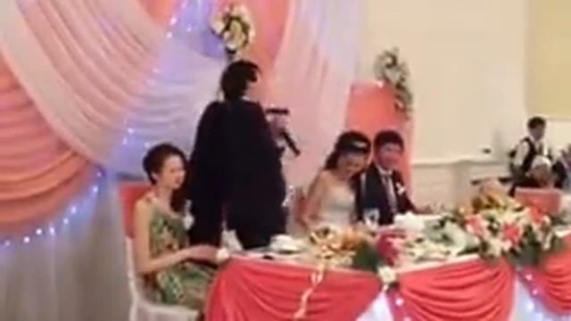 муж зачитал рэпчик свое жене прямо на свадьбе)))))))))) смотреть онлайн