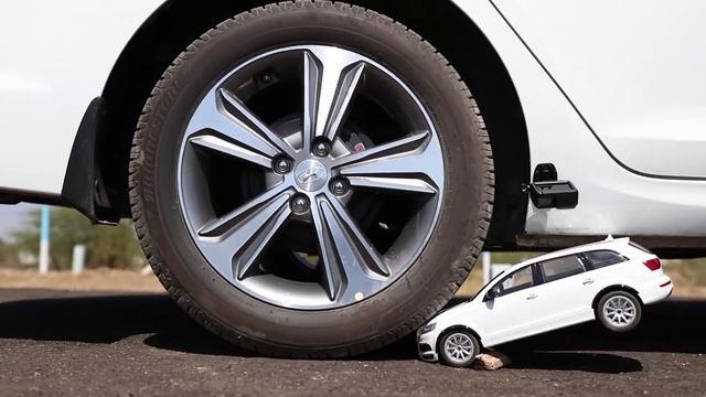 Audi Q7 Vs Car | EXPERIMENT