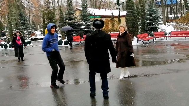 Мне вчера приснилось ты в меня влюбилась Танцы в парке Горького Харьков Январь 2022 смотреть онлайн