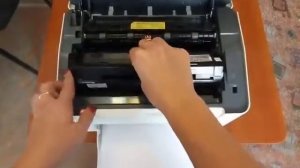 Достаем устанавливаем картридж в HP Laser 107