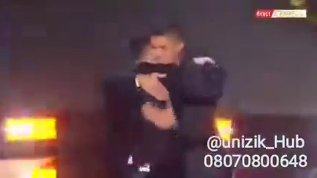 Suarez handed Balloon D'or to his former team mate Lionel Messi смотреть онлайн