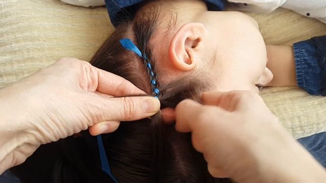 Прическа ОБОДОК из 4-прядной косы С ЛЕНТОЙ // 4-strand ribbon braid headband hairstyle смотреть онлайн