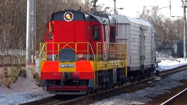 Тепловоз ЧМЭ3-3956 с четырьмя рефрижераторными вагонами, станция Электроугли смотреть онлайн
