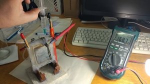 Жидкая батарея на воде Liquid battery on water