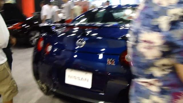 Blue Nissan GTR at the 2011 Miami International Auto Show смотреть онлайн