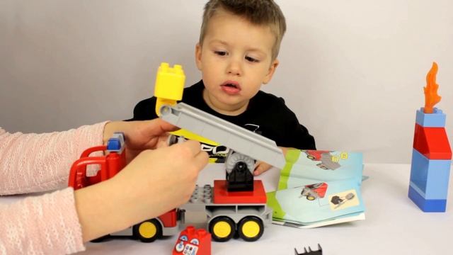 Рома собирает конструктор Лего дупло пожарная машина - Lego Duplo 10592 смотреть онлайн