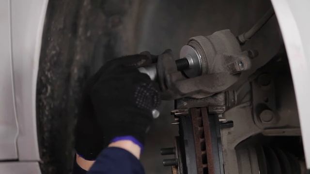 Pamoka: Kaip pakeisti Priekinių stabdžių kaladėlės TOYOTA AVENSIS 2 T25 смотреть онлайн