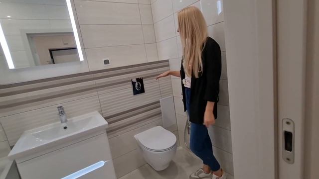 Ванная комната с глянцевой плиткой в ЖК Светлогорск-3 |отделочные работы BALTIA Remont смотреть онлайн