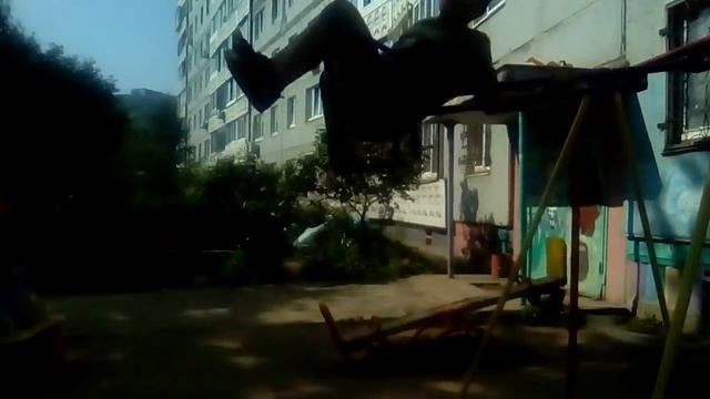 Бомж прыгает с качели смотреть онлайн