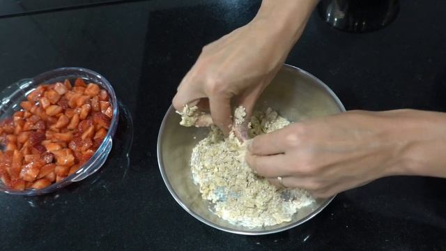 КЛУБНИЧНЫЙ КРАМБЛ С ОВСЯНКОЙ( ВКУСНЯТИНА ЗА 10 МИНУТ ) // STRAWBERRY OATMEAL CRUMBLE. смотреть онлайн