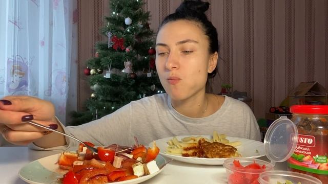 МУКБАНГ КУРИНЫЕ КОТЛЕТЫ И ГРЕЧЕСКИЙ САЛАТ#куриныекотлеты #греческийсалат #рождество смотреть онлайн