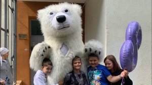 Встреча с Добрым Медведем: Поздравление Детворы у Дома!