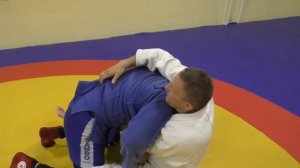 Классика удушений дзюдо-  удушение захватом за отворот и контролем корпуса.