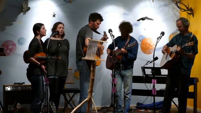 Jen, Kim, Hank, Patrick and friends - Into the Mystic смотреть онлайн