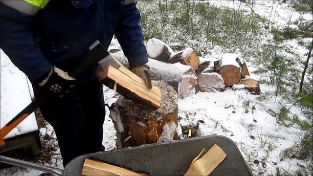 Fiskars X21 kirveellä puiden pilkkominen смотреть онлайн