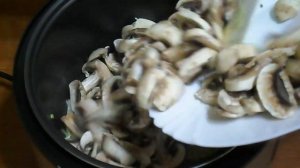 Нежное куриное филе с грибами в мультиварке