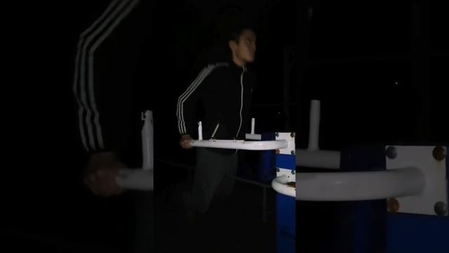Год отжиманий на брусьях. День первый. смотреть онлайн