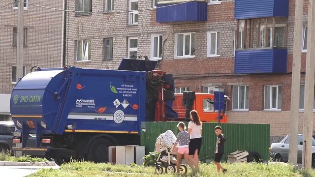 Грязные лужи возле мусорных контейнеров