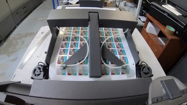 Резка стикеров на плоттере в типографии GCprint.ru. Смотрите с субтитрами смотреть онлайн