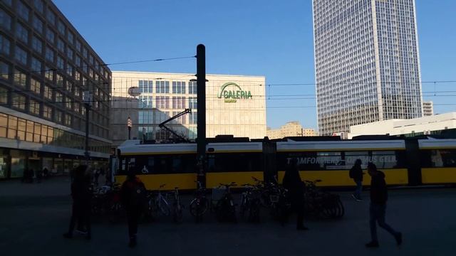 Weltzeituhr auf dem Alexanderplatz Berlin смотреть онлайн