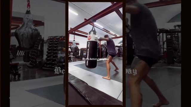 Gaz O'Hardy Muay Thai Heavy Bag Work смотреть онлайн